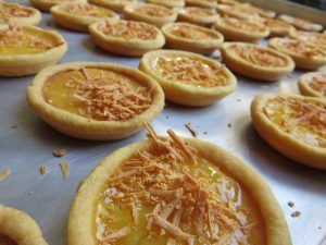 Pie Susu Keju Bli Man Bali | Oleh oleh khas bali, pie susu di taburi keju