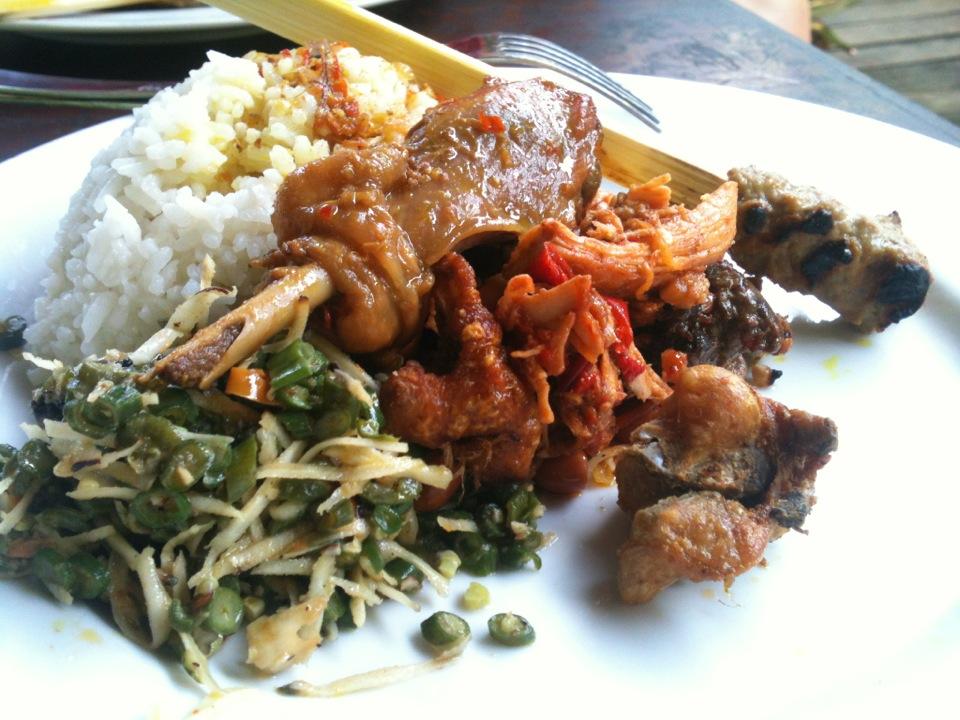 Daftar Makanan Halal di Bali Nasi Ayam Kedewatan Ibu Mangku