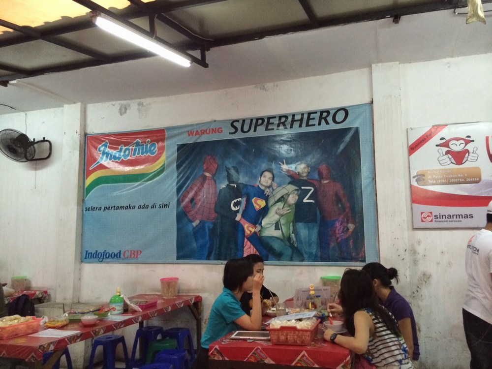 Suasana Warung Super Hero 